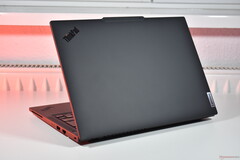 Procesor Ryzen 9 wyróżnia tego laptopa Lenovo ThinkPad: Kompaktowa mobilna stacja robocza oferuje największą wydajność procesora spośród wszystkich 14-calowych laptopów ThinkPad, na zdjęciu: Lenovo ThinkPad P14s Gen 6 AMD (źródło obrazu: Benjamin Herzig)