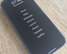 Nie trzeba wydawać flagowych pieniędzy na telefon Light Phone, aby uzyskać podobne wrażenia (Źródło obrazu: Notebookcheck)