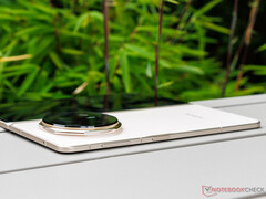 Magic V5 to jeden z najcieńszych i najlżejszych składanych smartfonów. (Źródło obrazu: Notebookcheck)