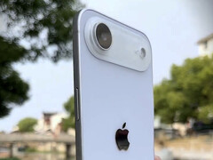 Oczekuje się, że iPhone 17 Air zostanie wprowadzony na rynek z pojedynczą kamerą skierowaną do tyłu. Na zdjęciu atrapa urządzenia. (Źródło zdjęcia: Majin Bu)