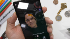 Zach Nelson testuje interfejs użytkownika Pixela 7 Pro. (Źródło: JerryRigEverything via YouTube)