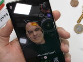Zach Nelson testuje interfejs użytkownika Pixela 7 Pro. (Źródło: JerryRigEverything via YouTube)