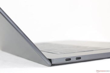 Pokrywa otwarta do maksymalnego kąta ~140 stopni