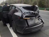 Tesla Model Y z 2025 roku udowadnia swoją wytrzymałość w zderzeniu w Chinach (źródło zdjęcia: Aron Li n X)