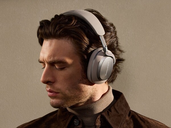Bowers & Wilkins Px8 S2 mają więcej mikrofonów dla lepszej aktywnej redukcji szumów i jakości połączeń. (Źródło zdjęcia: Bowers & Wilkins)