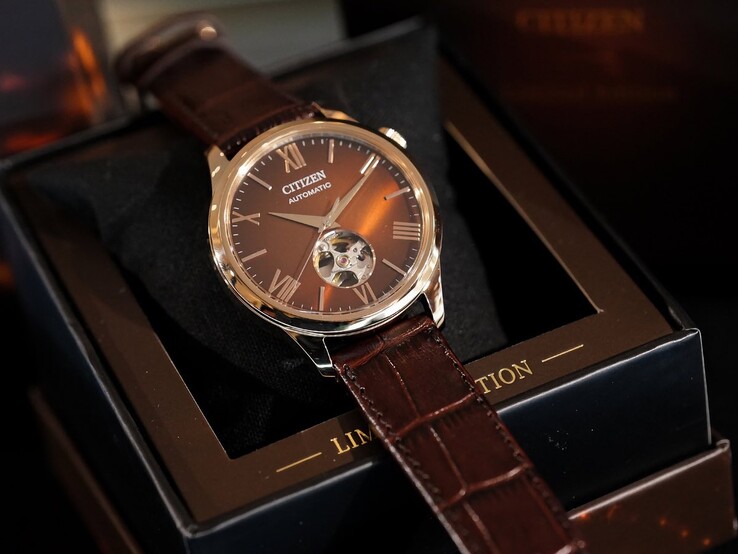 Zegarek Citizen „Autumn Light” spoczywa na jasnej poduszeczce wewnątrz ciemnego, eleganckiego pudełka prezentacyjnego. Na wewnętrznej krawędzi pudełka widnieje złoty napis „LIMITED EDITION”.