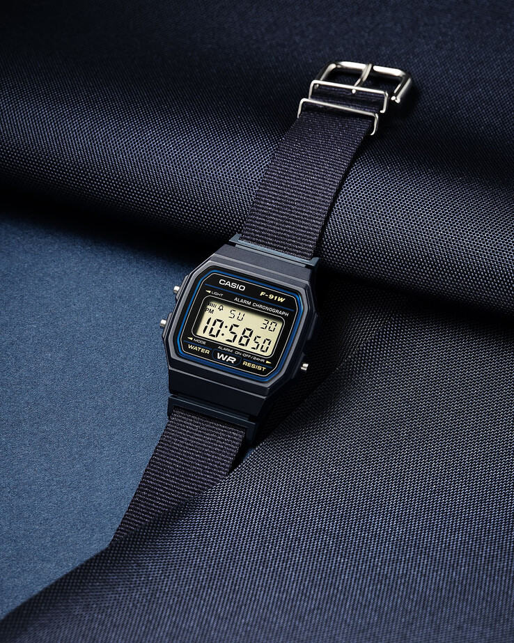 Casio F-91WF-2A z granatowym paskiem z tkaniny.
