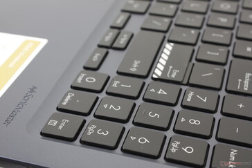 Pokład klawiatury nie jest spłaszczony z podpórkami pod dłonie, jak to miało miejsce w starszej konstrukcji VivoBooka