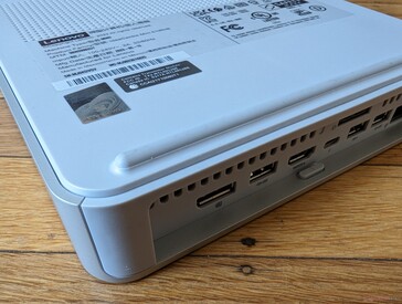 Zwróć uwagę na przycisk obok portu HDMI. Jego naciśnięcie zdejmuje górną dolną część urządzenia w celu serwisowania