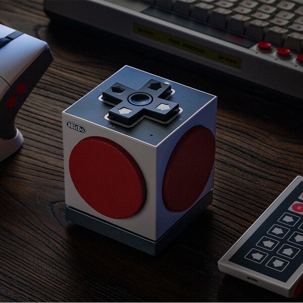 Głośnik Retro Cube 2 Speaker - N Edition posiada przyciski sterujące typu D-Pad u góry (źródło obrazu: 8BitDo)
