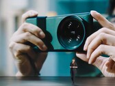 Zestaw akcesoriów do aparatów fotograficznych firmy Xiaomi zmienia Xiaomi 13 Ultra w faksymile lustrzanki. (Źródło obrazu: Xiaomi)