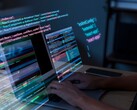 Deweloper porusza się po złożonych przepływach pracy kodu źródłowego, w których błędne konfiguracje uprawnień i automatyzacja mogą wprowadzać ciche zagrożenia, takie jak luka GerriScary ujawniona w projektach Google opartych na Gerrit (źródło obrazu: Freepik)