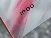 "iQoo 15" w praktyce. (Źródło zdjęcia: Geek Village Chief via Weibo)