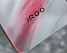 "iQoo 15" w praktyce. (Źródło zdjęcia: Geek Village Chief via Weibo)