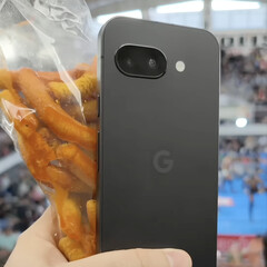 Pixel 9a zostanie uruchomiony w kilku kolorach, nie tylko w czarnej opcji pokazanej tutaj. (Źródło zdjęcia: Alexis Garza)