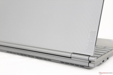 Gdy wyświetlacz znajduje się w trybie rozszerzonym, aluminiowa pokrywa zewnętrzna unosi się, odsłaniając wewnętrzną plastikową powierzchnię