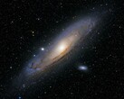 Obraz przedstawiający galaktykę Andromedy Galaxy i jej galaktyki satelitarne.