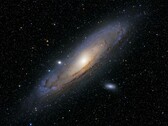 Obraz przedstawiający galaktykę Andromedy Galaxy i jej galaktyki satelitarne.