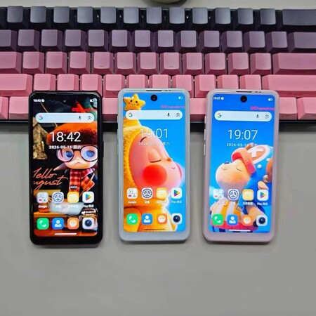 Przedni wyświetlacz Bluefox Aura A1 z aparatem w otworze oraz białą i czarną ramką
