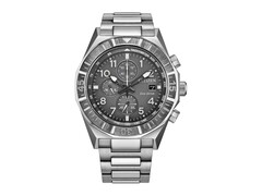 Widok z przodu chronografu Citizen Nighthawk CA0890-54H z szarą tarczą, obrotowym pierścieniem, trzema dodatkowymi tarczami oraz bransoletą ze stali nierdzewnej.