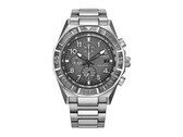 Widok z przodu chronografu Citizen Nighthawk CA0890-54H z szarą tarczą, obrotowym pierścieniem, trzema dodatkowymi tarczami oraz bransoletą ze stali nierdzewnej.