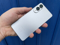 Samsung Galaxy S25 Edge jest dostępny w kolorach Titanium Silver (na zdjęciu), Titanium Icyblue i Titanium Jetblack. (Źródło zdjęcia: Notebookcheck)