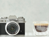 Kompaktowy aparat Fujifilm X-T30 II z matrycą APS-C obok filiżanki kawy