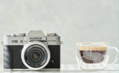 Kompaktowy aparat Fujifilm X-T30 II z matrycą APS-C obok filiżanki kawy