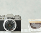 Kompaktowy aparat Fujifilm X-T30 II z matrycą APS-C obok filiżanki kawy