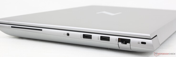 Po prawej stronie: Czytnik kart inteligentnych, zestaw słuchawkowy 3,5 mm, 2x USB-A 5 Gb/s, RJ-45 1 Gb/s, Nano lock