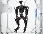 Humanoidalny robot Helios firmy Orbit Robotics ma cztery ręce, ale nie ma nóg, ponieważ nie potrzebuje ich w kosmosie.