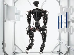 Humanoidalny robot Helios firmy Orbit Robotics ma cztery ręce, ale nie ma nóg, ponieważ nie potrzebuje ich w kosmosie.