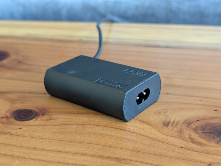 Zasilacz USB-C o mocy 65 W, dostarczany wraz z urządzeniem Lenovo ThinkPad X1 2-w-1 11. generacji. Należy pamiętać, że do podłączenia go do gniazdka elektrycznego wymagany jest drugi kabel zasilający, natomiast kabel USB-C jest zintegrowany z drugim końcem urządzenia.