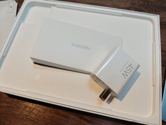 Akcesoria znajdują się pod tabletem