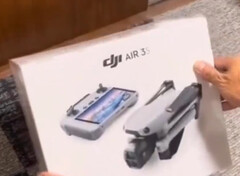 DJI będzie sprzedawać Air 3S z licznymi akcesoriami w zestawie Fly More Combo. (Źródło obrazu: via @Quadro_News)