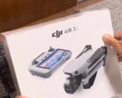 DJI będzie sprzedawać Air 3S z licznymi akcesoriami w zestawie Fly More Combo. (Źródło obrazu: via @Quadro_News)