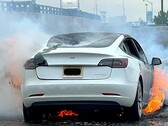 Pożar akumulatora Tesli Model 3 ponownie wzbudził obawy o bezpieczeństwo pojazdów elektrycznych. (Źródło obrazu: State Of Charge na YouTube)
