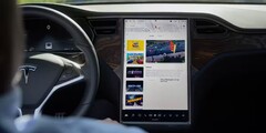 System infotainment może oferować przerwy na aktualizację ruchu drogowego (obraz: Tesla)