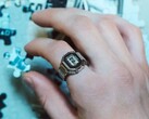 Casio CRW-H001 może mieć podobną konstrukcję do starszego modelu CRW-001 (na zdjęciu)