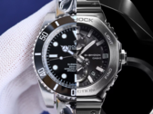 Rolex Submariner - popularny zegarek mechaniczny (po lewej) i kwarcowy zegarek Casio GMC-B2100D-1A (po prawej). (Źródło zdjęcia: Merit Trends i Casio - edytowane)