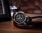 Zegarek Citizen Exceed z limitowanej edycji „Mid-Autumn Moon”, umieszczony na drewnianej podstawce, wyposażony w czarną tarczę z masy perłowej, analogowy wskaźnik faz księżyca oraz czarny pasek ze skóry krokodyla.