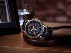 Zegarek Citizen Exceed z limitowanej edycji „Mid-Autumn Moon”, umieszczony na drewnianej podstawce, wyposażony w czarną tarczę z masy perłowej, analogowy wskaźnik faz księżyca oraz czarny pasek ze skóry krokodyla.