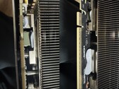 Żel termiczny zastosowany w karcie graficznej Gigabyte RTX 5080 przecieka w kierunku płytki drukowanej. (Źródło obrazu: Quasar Zone)