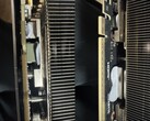 Żel termiczny zastosowany w karcie graficznej Gigabyte RTX 5080 przecieka w kierunku płytki drukowanej. (Źródło obrazu: Quasar Zone)