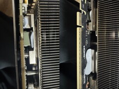 Żel termiczny zastosowany w karcie graficznej Gigabyte RTX 5080 przecieka w kierunku płytki drukowanej. (Źródło obrazu: Quasar Zone)