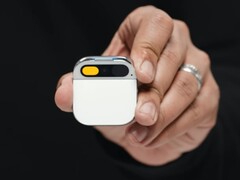 Rzekome urządzenie AI firmy OpenAI powinno działać podobnie jak niefortunny Humane AI Pin na zdjęciu tutaj. (Źródło zdjęcia: Humane na YouTube)