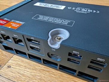 Magnetyczny zasilacz sieciowy przymocowany do spodu mini PC zapobiega przypadkowemu odłączeniu