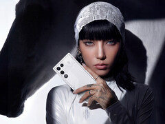 Potwierdzono, że RedMagic 11 Air jest zasilany przez Snapdragon 8 Elite. Na zdjęciu: kobieta trzymająca model w kolorze Stardust White. (Źródło zdjęcia: RedMagic - edytowane)