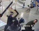 Humanoidalny robot Unitree H1 rzuca się dziko podczas testu. (Źródło zdjęcia: OSINTdefender via X dawniej Twitter)