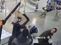 Humanoidalny robot Unitree H1 rzuca się dziko podczas testu. (Źródło zdjęcia: OSINTdefender via X dawniej Twitter)